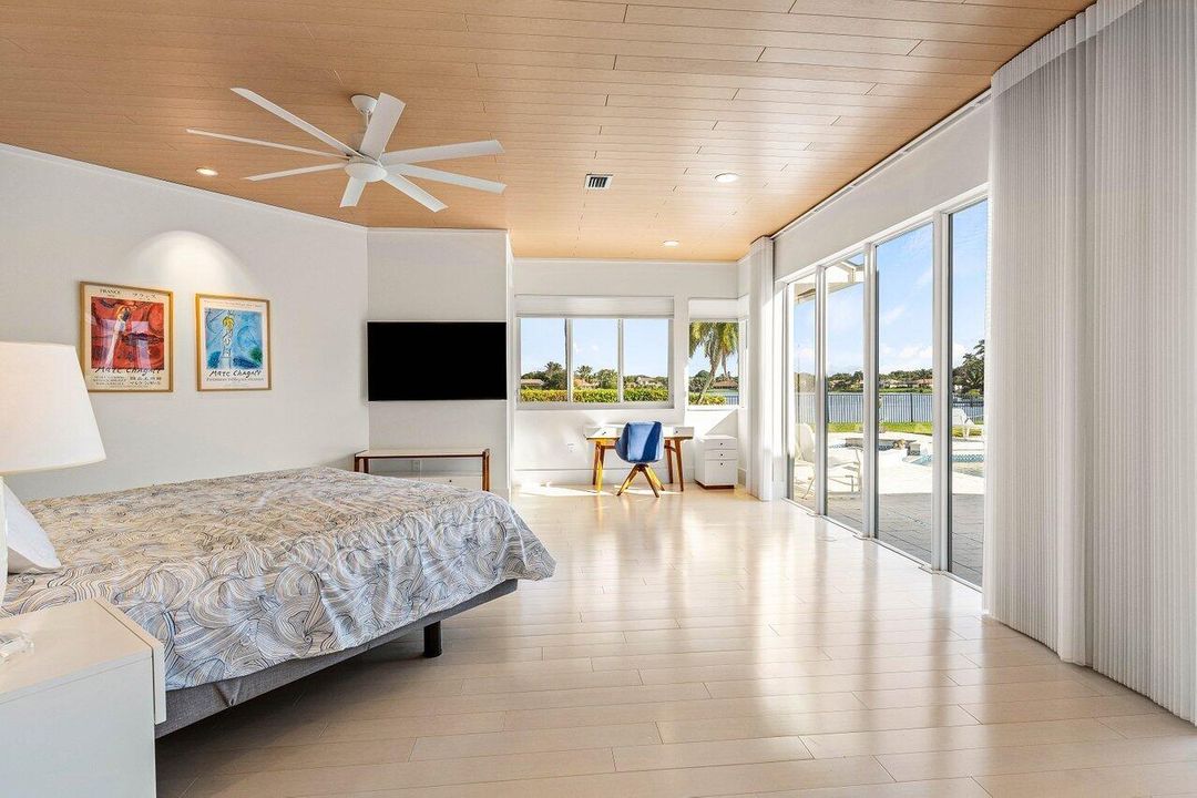 Под контрактом: $2,850,000 (4 спален, 5 ванн, 4463 Квадратных фут)