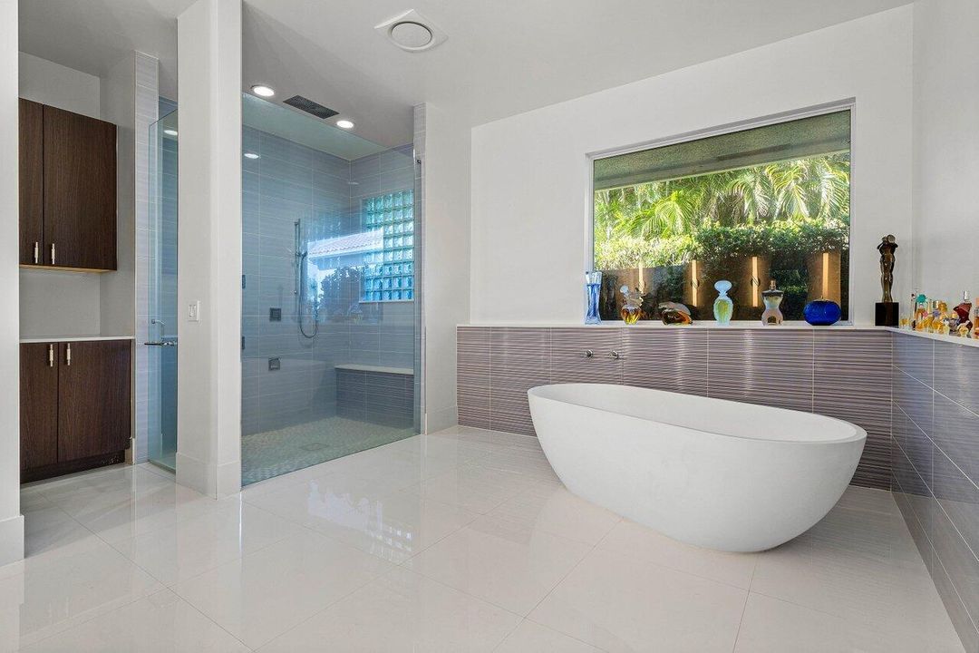 Под контрактом: $2,850,000 (4 спален, 5 ванн, 4463 Квадратных фут)