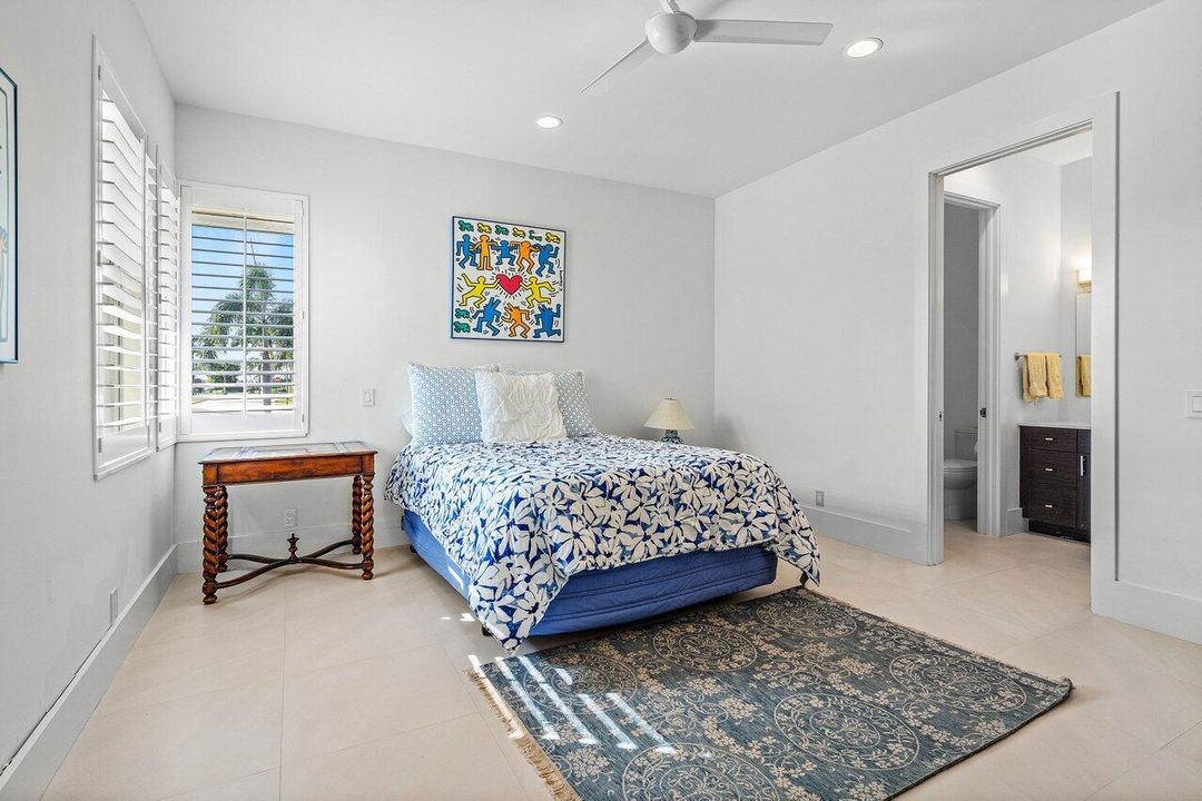 Под контрактом: $2,850,000 (4 спален, 5 ванн, 4463 Квадратных фут)