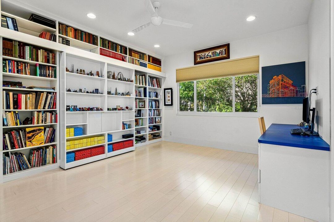 Под контрактом: $2,850,000 (4 спален, 5 ванн, 4463 Квадратных фут)