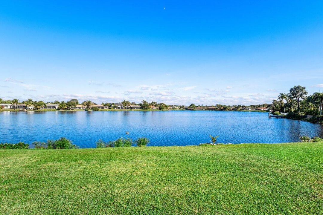 Под контрактом: $2,850,000 (4 спален, 5 ванн, 4463 Квадратных фут)