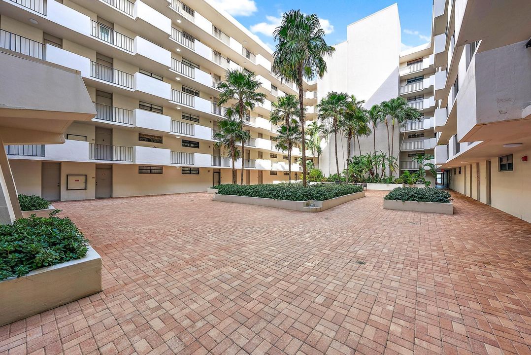 合同活跃: $2,400 (2 贝兹, 2 浴室, 1191 平方英尺)