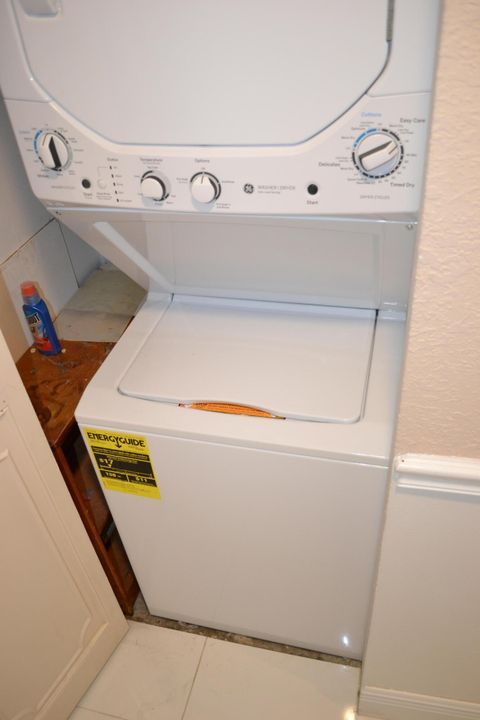 合同活跃: $2,400 (2 贝兹, 2 浴室, 1191 平方英尺)