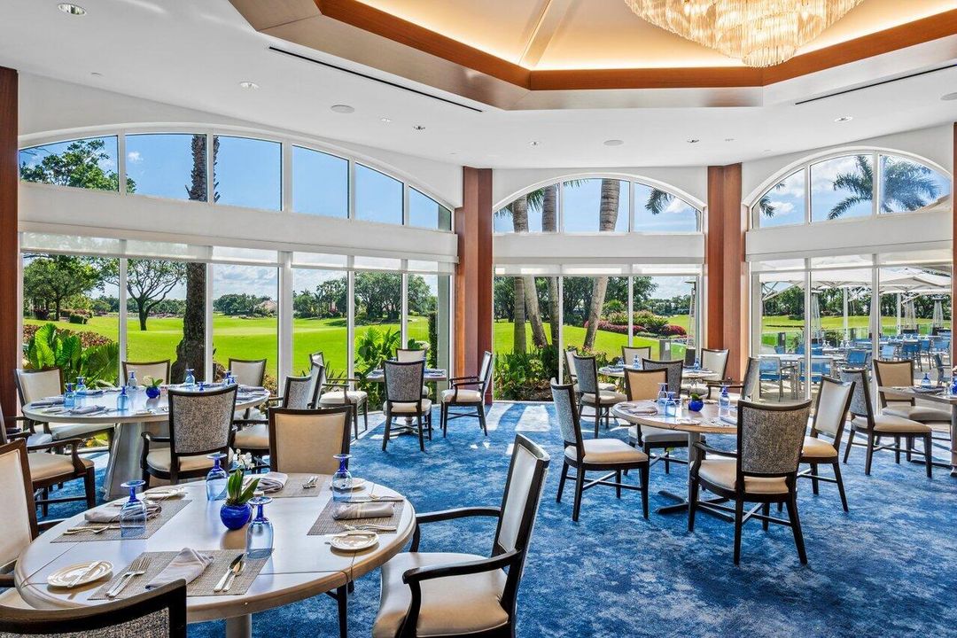 Под контрактом: $2,850,000 (4 спален, 5 ванн, 4463 Квадратных фут)