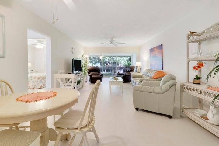 出租: $2,200 (2 贝兹, 2 浴室, 920 平方英尺)