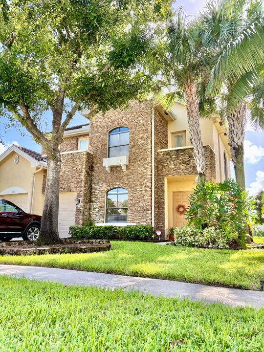 Activo con contrato: $5,200 (5 camas, 3 baños, 4045 Pies cuadrados)