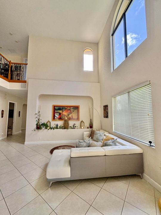 Activo con contrato: $5,200 (5 camas, 3 baños, 4045 Pies cuadrados)