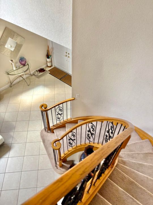 Activo con contrato: $5,200 (5 camas, 3 baños, 4045 Pies cuadrados)