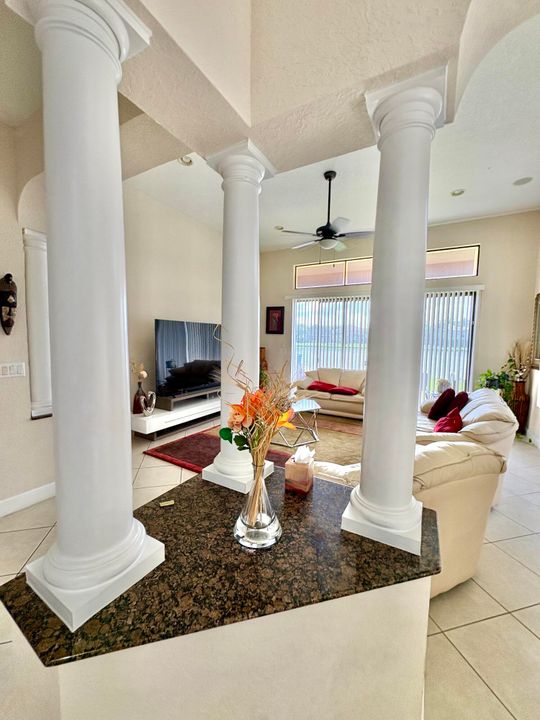 Activo con contrato: $5,200 (5 camas, 3 baños, 4045 Pies cuadrados)