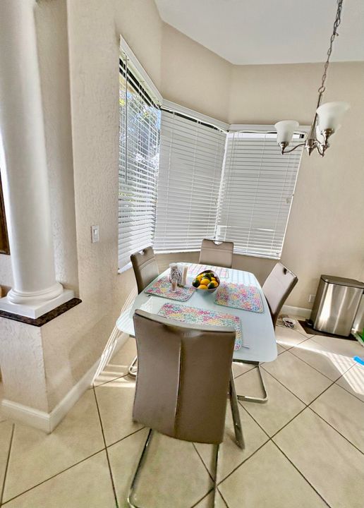 Activo con contrato: $5,200 (5 camas, 3 baños, 4045 Pies cuadrados)