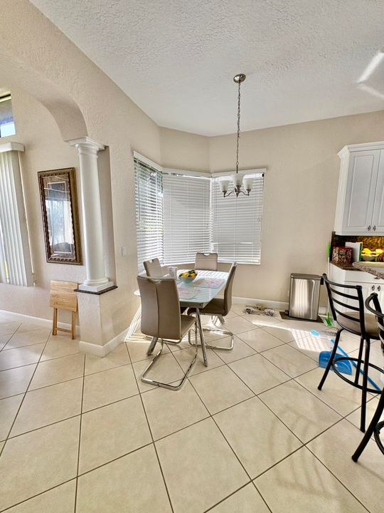 Activo con contrato: $5,200 (5 camas, 3 baños, 4045 Pies cuadrados)