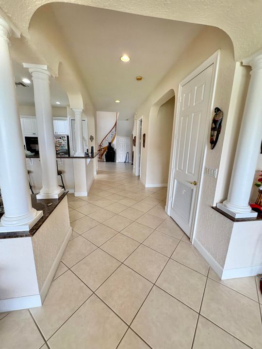 Activo con contrato: $5,200 (5 camas, 3 baños, 4045 Pies cuadrados)