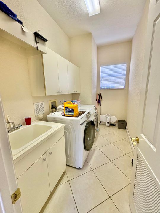 Activo con contrato: $5,200 (5 camas, 3 baños, 4045 Pies cuadrados)