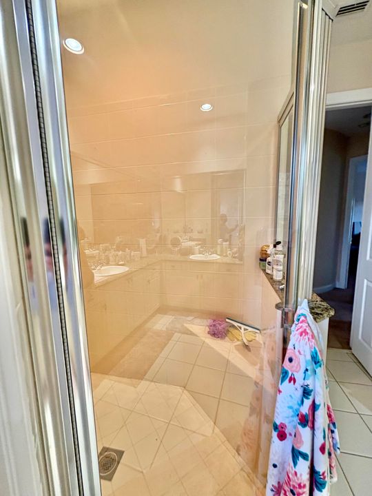 Activo con contrato: $5,200 (5 camas, 3 baños, 4045 Pies cuadrados)