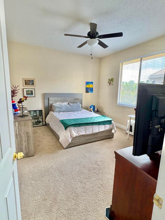 Activo con contrato: $5,200 (5 camas, 3 baños, 4045 Pies cuadrados)