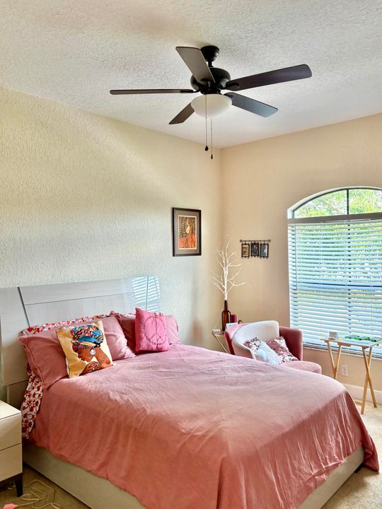 Activo con contrato: $5,200 (5 camas, 3 baños, 4045 Pies cuadrados)