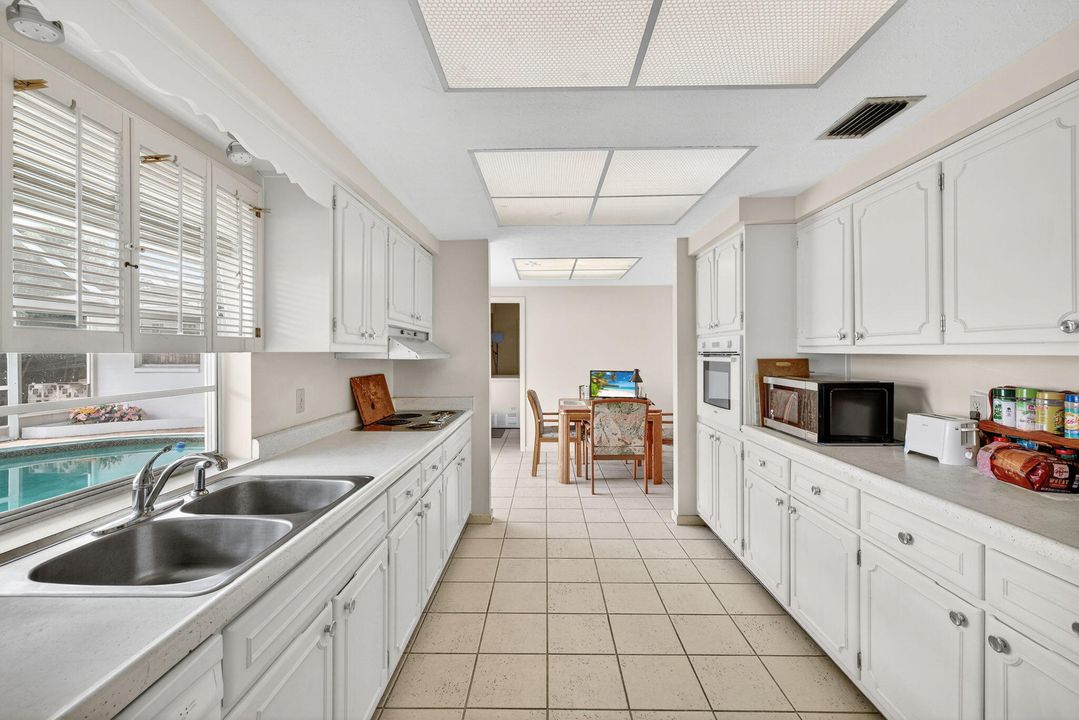 En Venta: $486,000 (4 camas, 3 baños, 2465 Pies cuadrados)