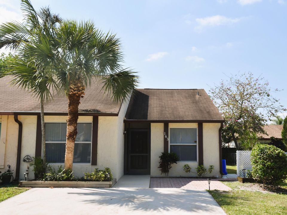 Recently Rented: $2,400 (2 beds, 2 baths, 1049 Square Feet)