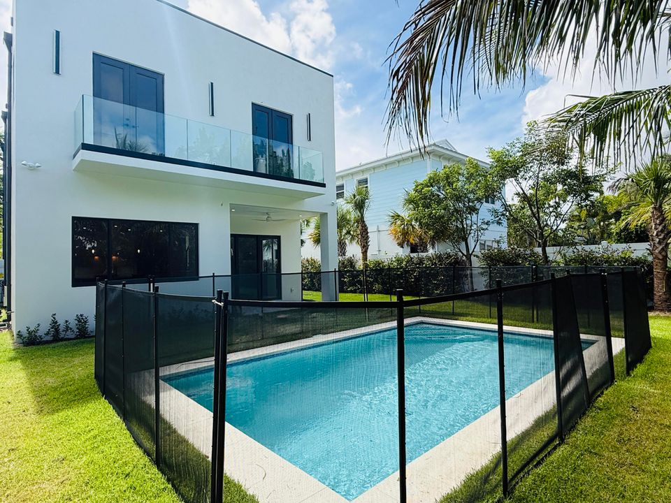 Под контрактом: $1,699,000 (4 спален, 3 ванн, 2316 Квадратных фут)