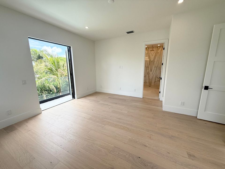 Под контрактом: $1,699,000 (4 спален, 3 ванн, 2316 Квадратных фут)