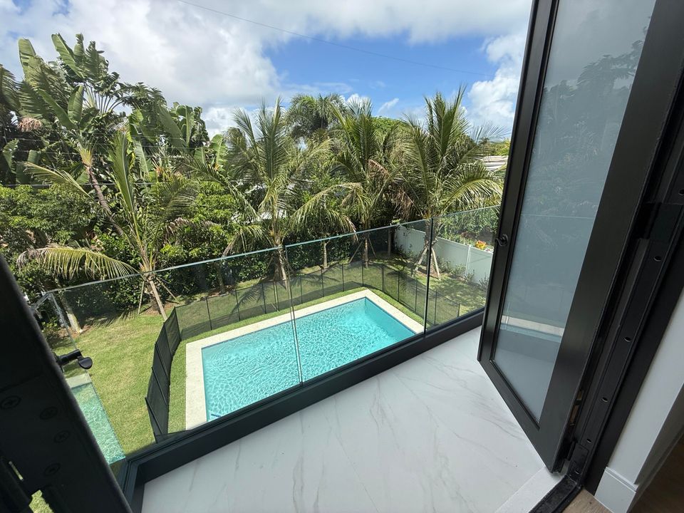 Под контрактом: $1,699,000 (4 спален, 3 ванн, 2316 Квадратных фут)