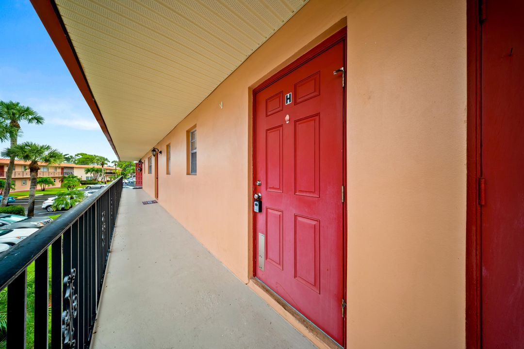 For Sale: $79,650 (1 beds, 1 baths, 699 Square Feet)