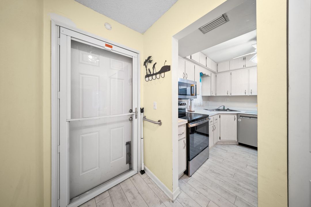 For Sale: $79,650 (1 beds, 1 baths, 699 Square Feet)