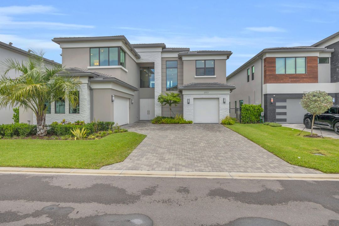 Active With Contract: $2,100,000 (6 beds, 6 baths, 4168 Square Feet)