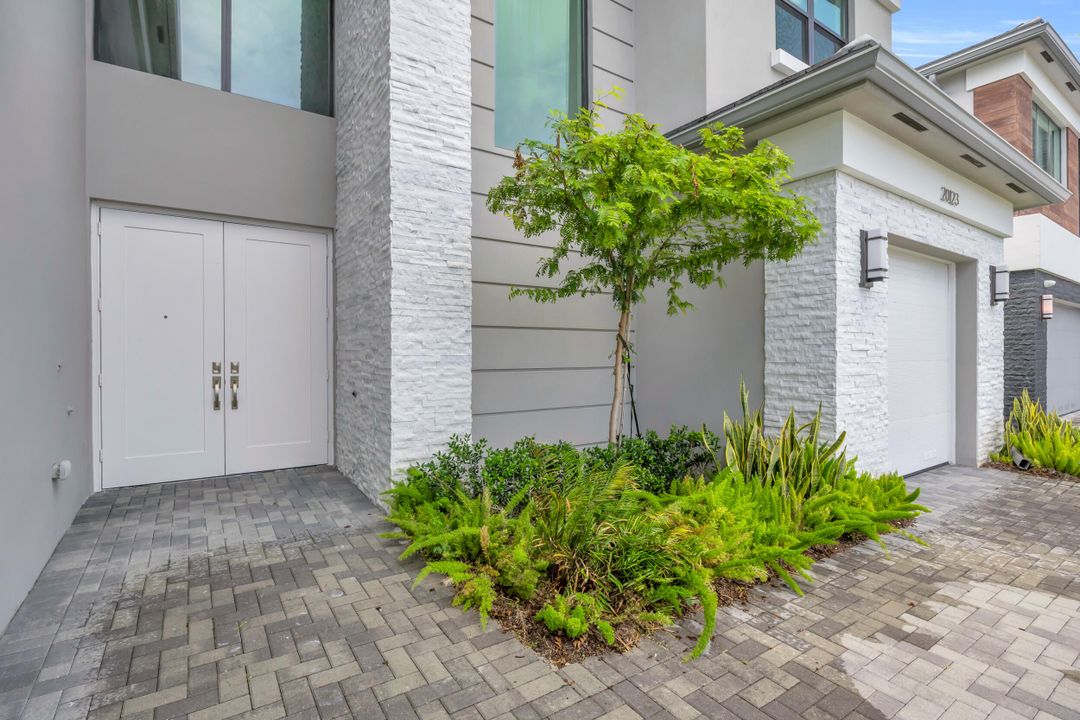 Active With Contract: $2,100,000 (6 beds, 6 baths, 4168 Square Feet)