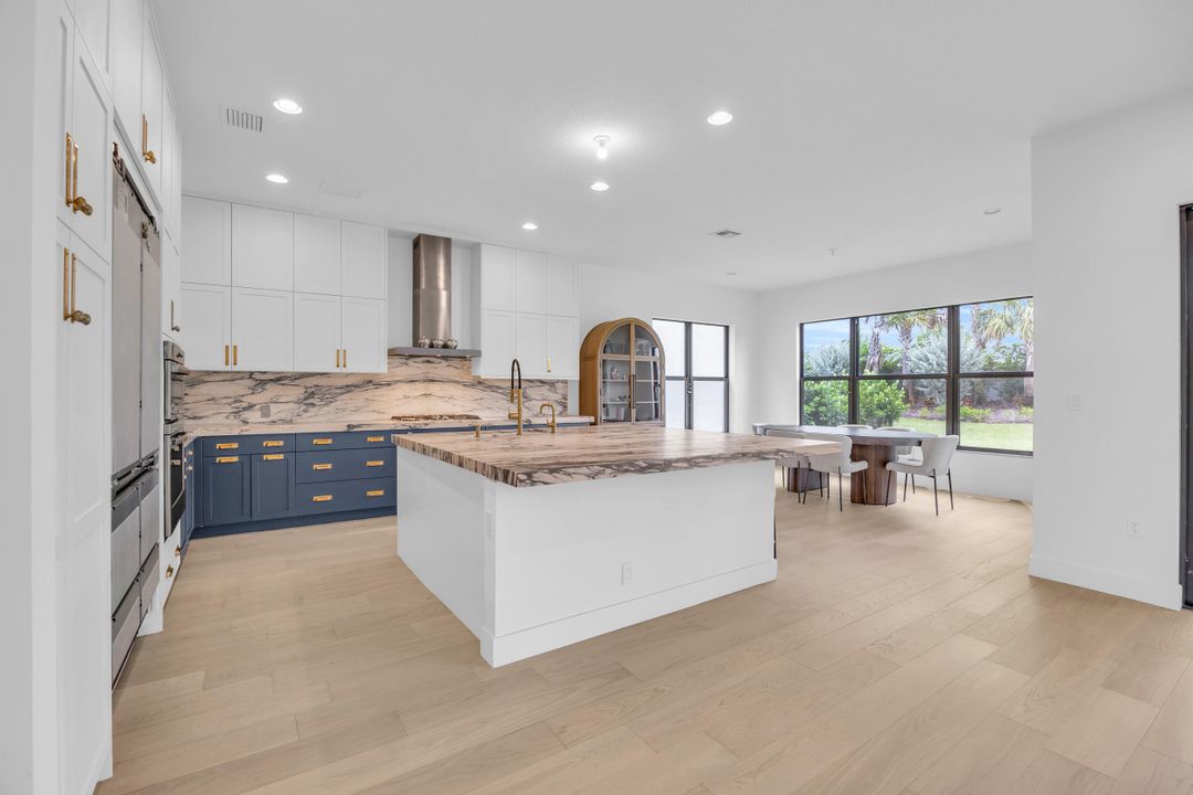 Active With Contract: $2,100,000 (6 beds, 6 baths, 4168 Square Feet)