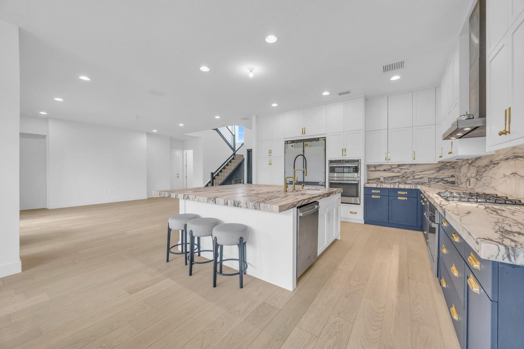 Active With Contract: $2,100,000 (6 beds, 6 baths, 4168 Square Feet)