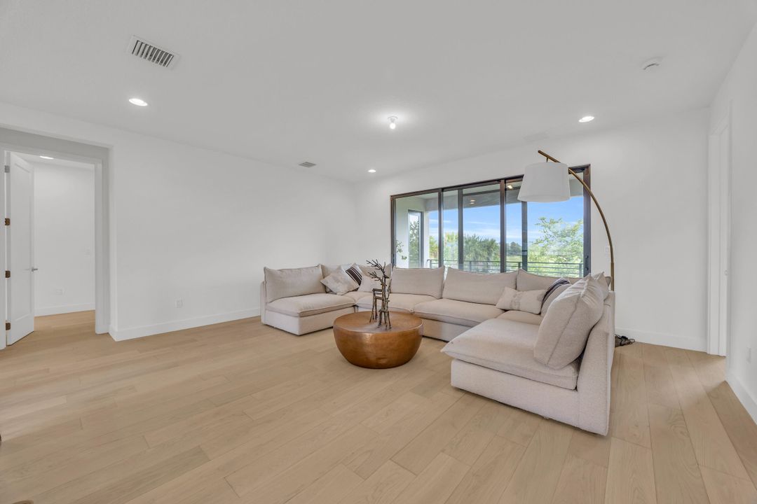 Active With Contract: $2,100,000 (6 beds, 6 baths, 4168 Square Feet)