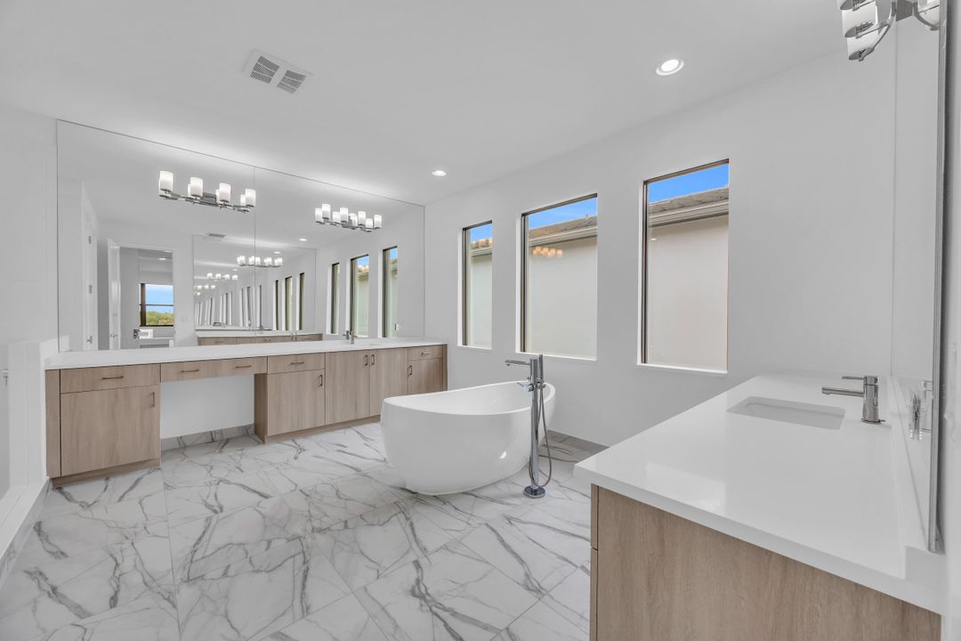 Active With Contract: $2,100,000 (6 beds, 6 baths, 4168 Square Feet)