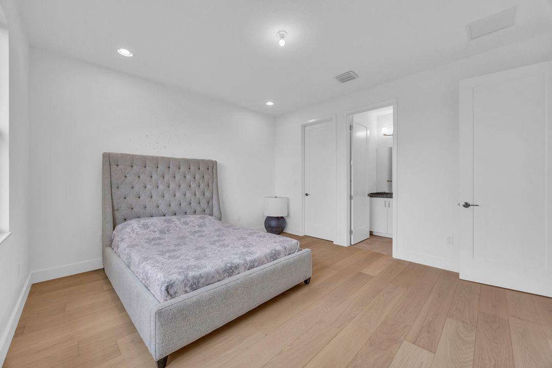 Active With Contract: $2,100,000 (6 beds, 6 baths, 4168 Square Feet)