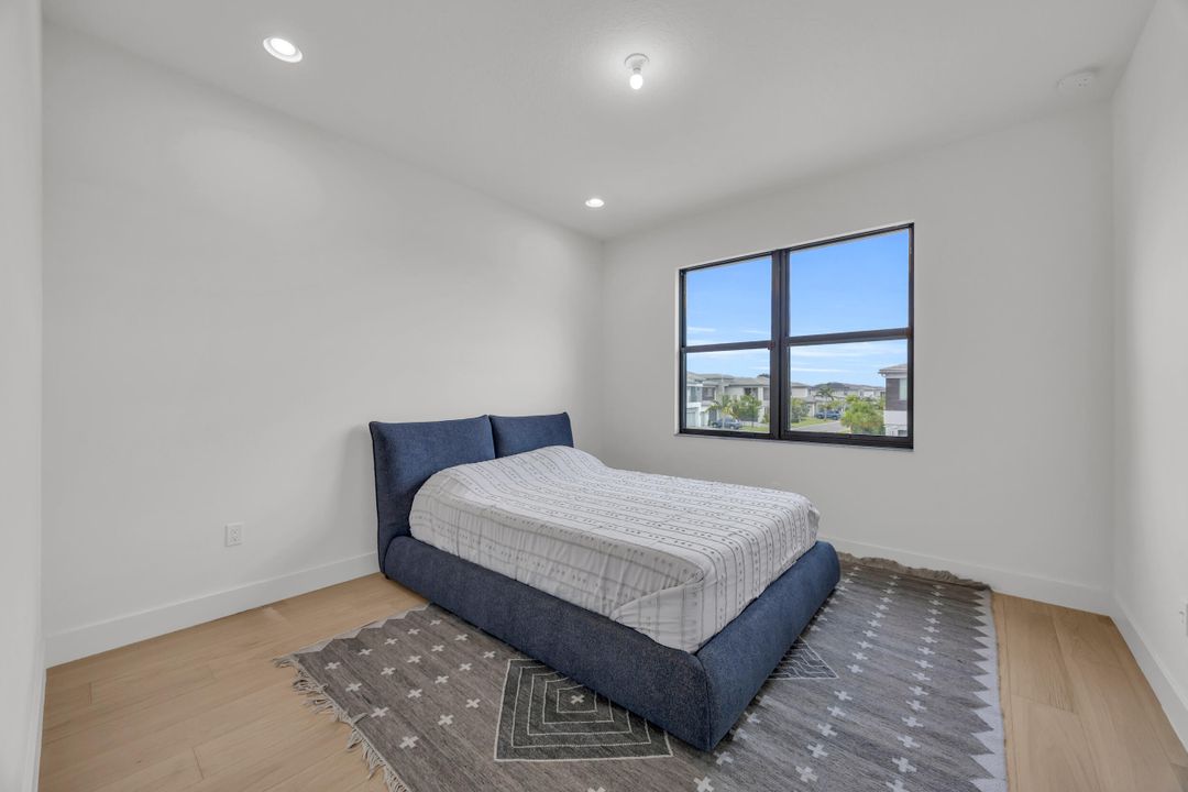 Active With Contract: $2,100,000 (6 beds, 6 baths, 4168 Square Feet)