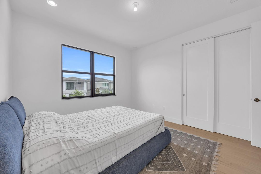 Active With Contract: $2,100,000 (6 beds, 6 baths, 4168 Square Feet)