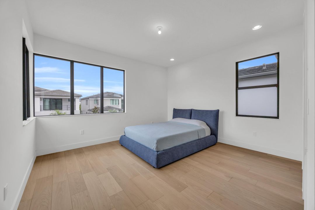 Active With Contract: $2,100,000 (6 beds, 6 baths, 4168 Square Feet)