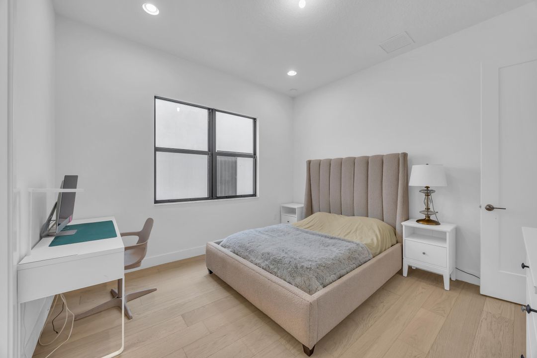 Active With Contract: $2,100,000 (6 beds, 6 baths, 4168 Square Feet)