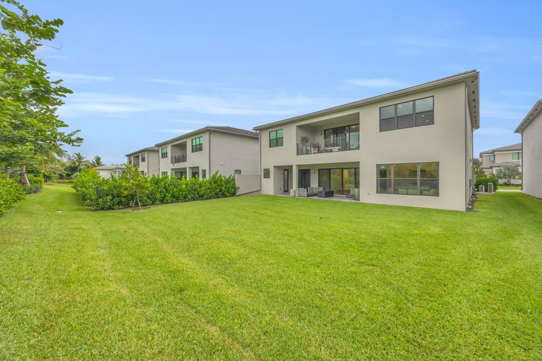 Active With Contract: $2,100,000 (6 beds, 6 baths, 4168 Square Feet)