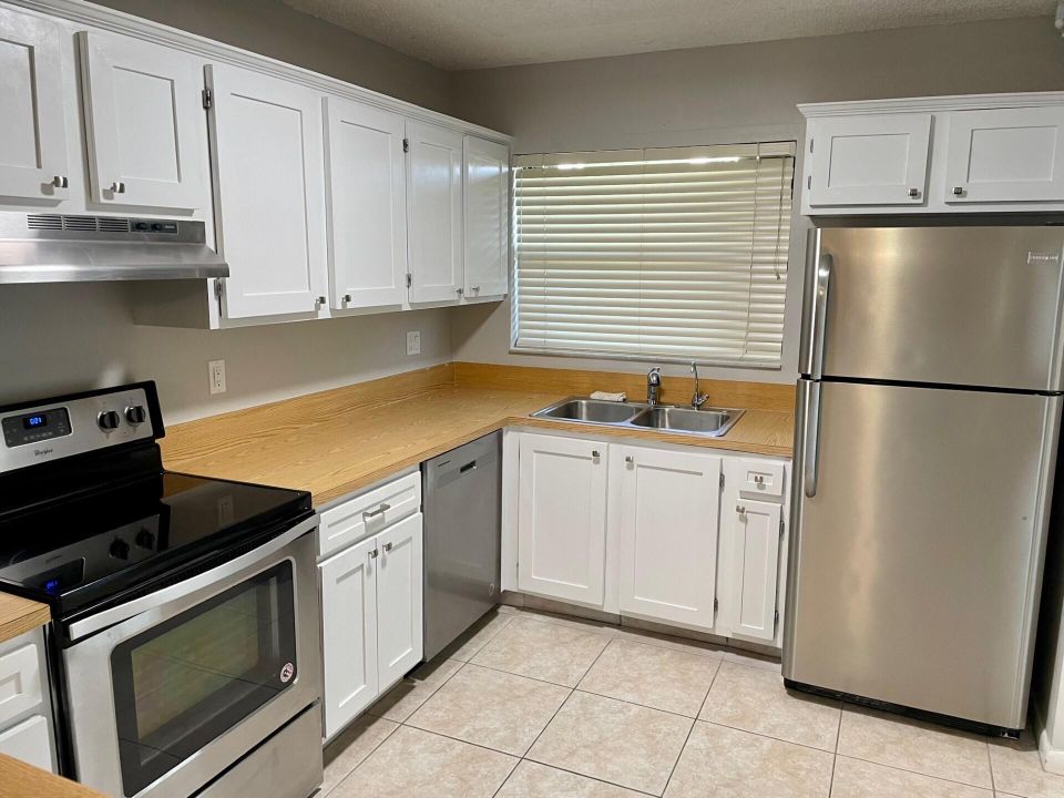 For Sale: $189,000 (2 beds, 2 baths, 1021 Square Feet)