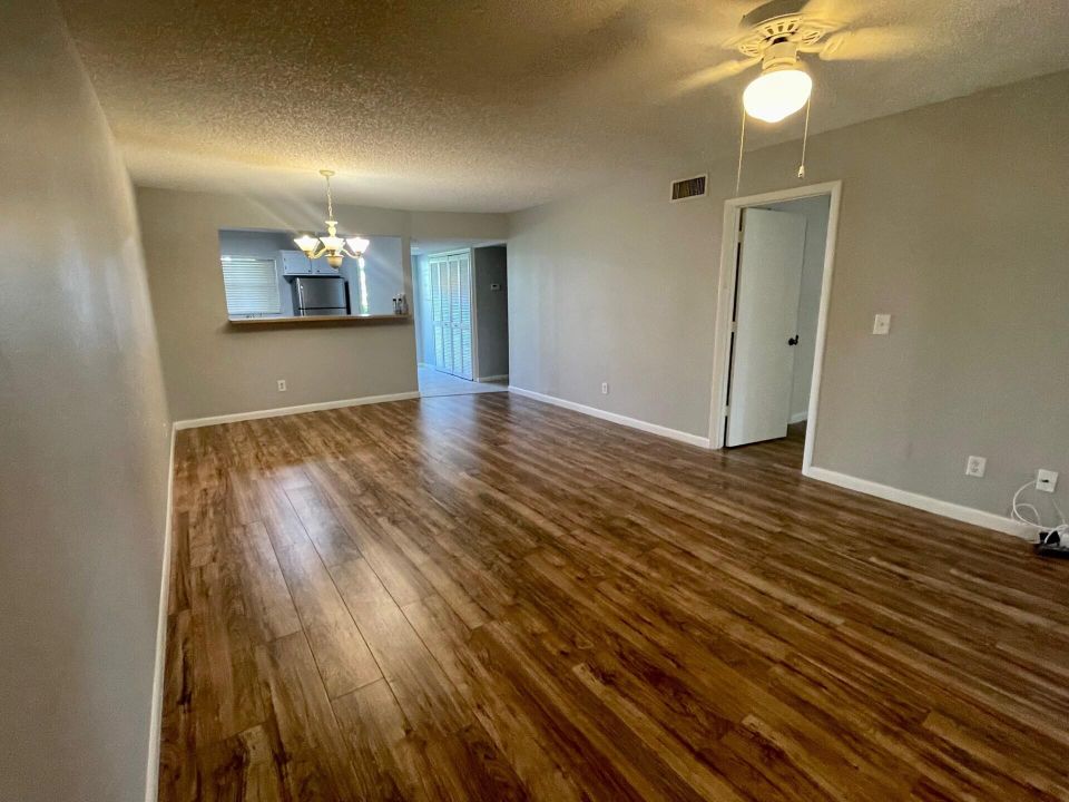 For Sale: $189,000 (2 beds, 2 baths, 1021 Square Feet)