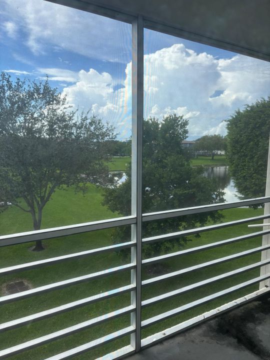 待售: $73,000 (1 贝兹, 1 浴室, 702 平方英尺)