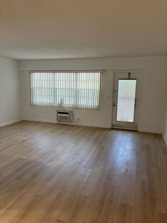 待售: $73,000 (1 贝兹, 1 浴室, 702 平方英尺)