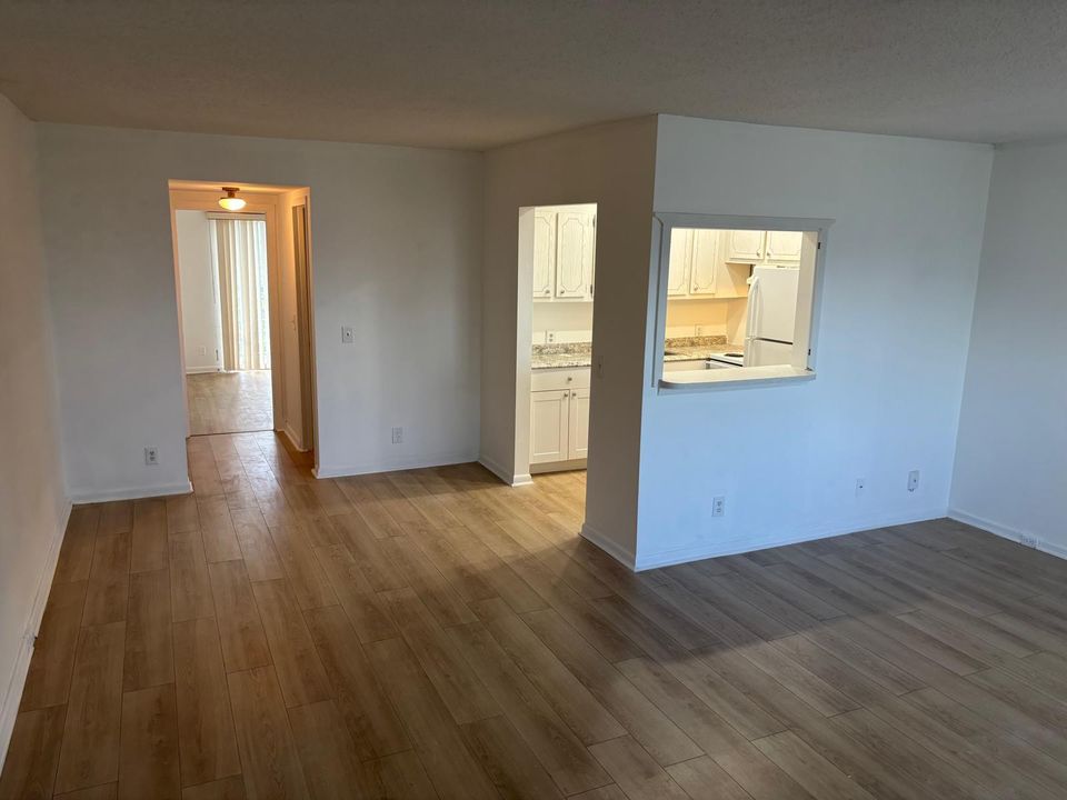 待售: $73,000 (1 贝兹, 1 浴室, 702 平方英尺)