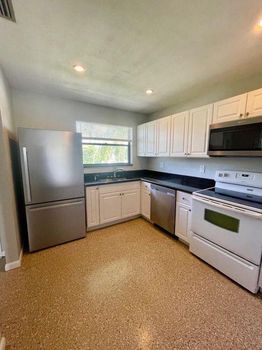 На продажу: $189,000 (2 спален, 2 ванн, 1021 Квадратных фут)