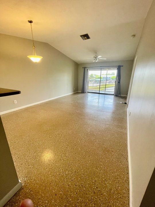 На продажу: $189,000 (2 спален, 2 ванн, 1021 Квадратных фут)