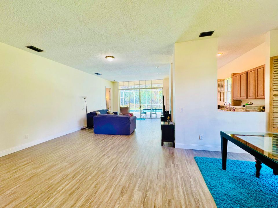 Под контрактом: $294,900 (2 спален, 3 ванн, 1732 Квадратных фут)