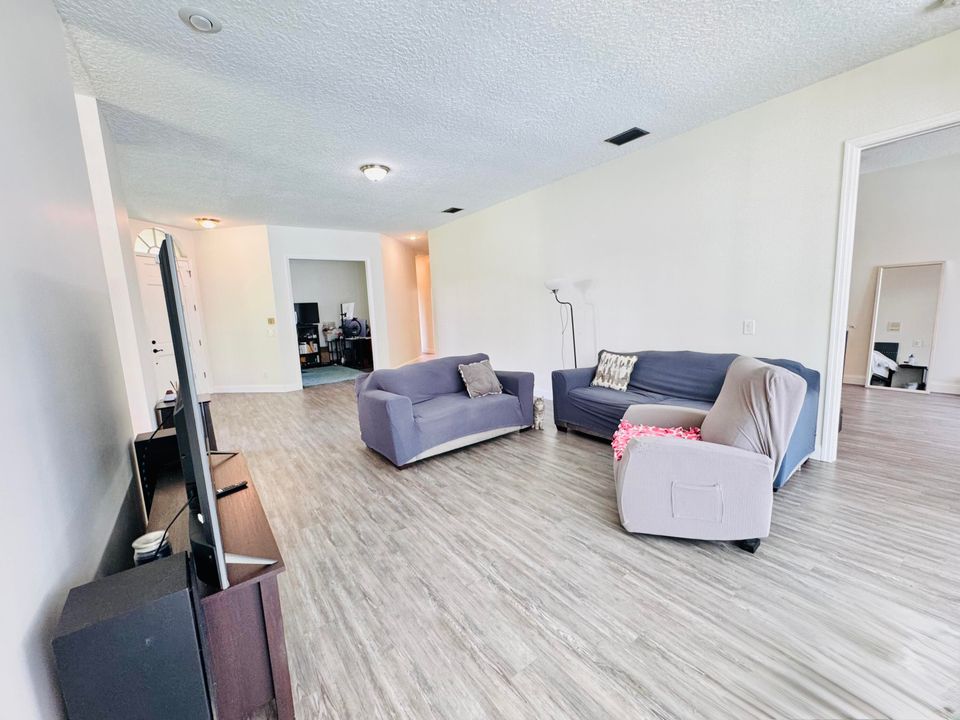 Под контрактом: $294,900 (2 спален, 3 ванн, 1732 Квадратных фут)