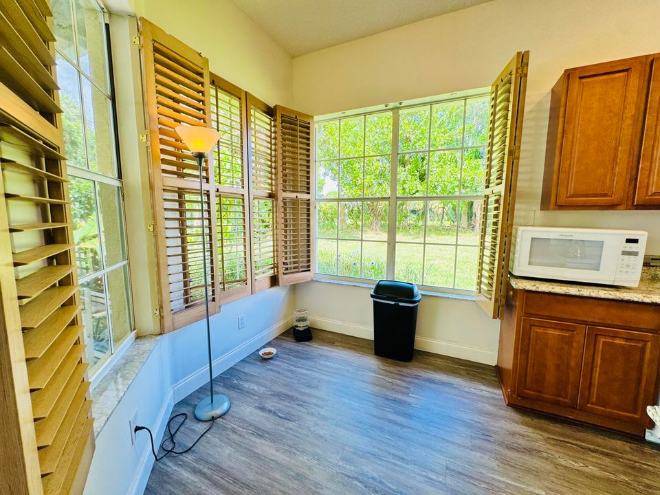 Под контрактом: $294,900 (2 спален, 3 ванн, 1732 Квадратных фут)