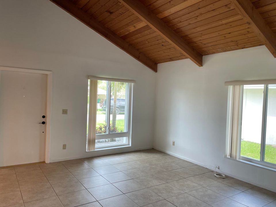 合同活跃: $410,000 (3 贝兹, 2 浴室, 1317 平方英尺)